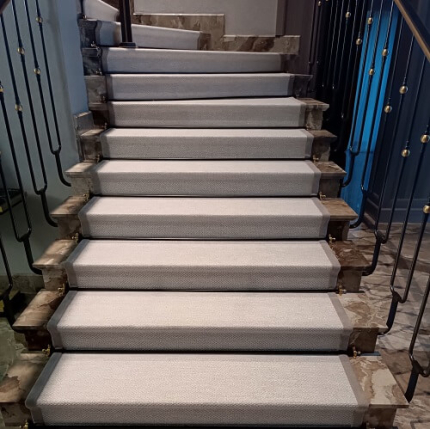 Лестница в частном доме в коттеджном поселке 